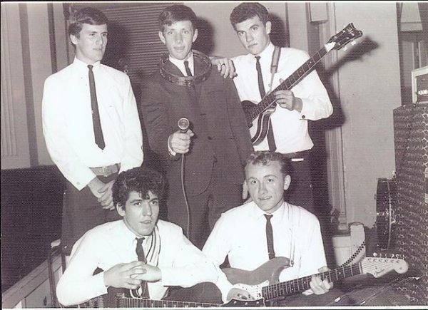 Ahhh! The good old days!...Rear left, None other than, Bob Harris, GA CFI of the Bob Harris Flying School,at Mundoo, Innisfail QLD.....Me at front rig