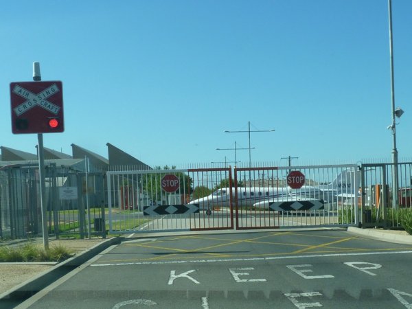N82GG crossing Wirraway Rd