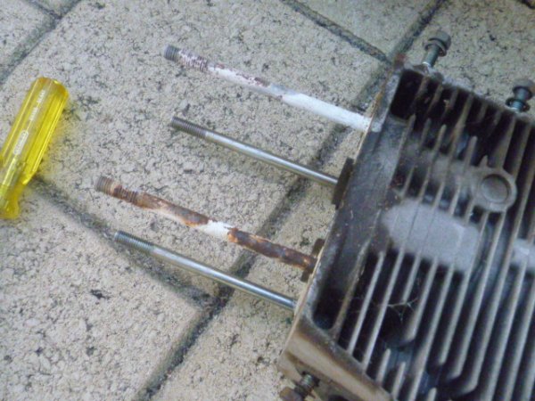 Severe corrosion on the cylinder block studs.