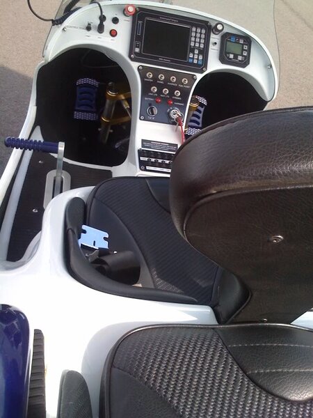 Cockpit.thumb.jpg.e6598e99daaffc321f1fa80dd835a0cb.jpg