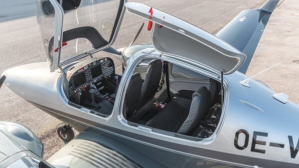 DA42INTERIOR.jpg_thumb.6d6e3b3a4ddb0edc96f45f7b135582b1.jpg