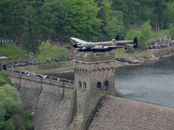 Dambuster_Lancaster_Soars_Again_Over_the_Derwent_Valley_Dam_MOD_45147543.thumb.jpg.feadd5cbde590e79366dab25c2b49db3.jpg