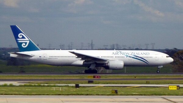 Boeing 777 ZK-OKB YMML Take-off roll 20101006.jpg