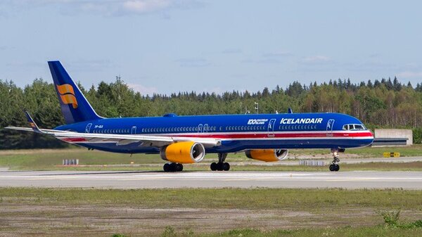 Boeing 777 Icelandair.jpg