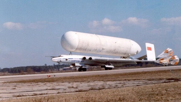 Myasishchev VM-T Atlant with hydrogen tank.jpg