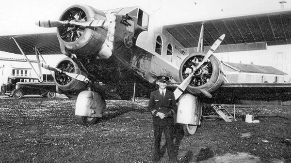 Bréguet 393T WITH CAPTAIN.jpg