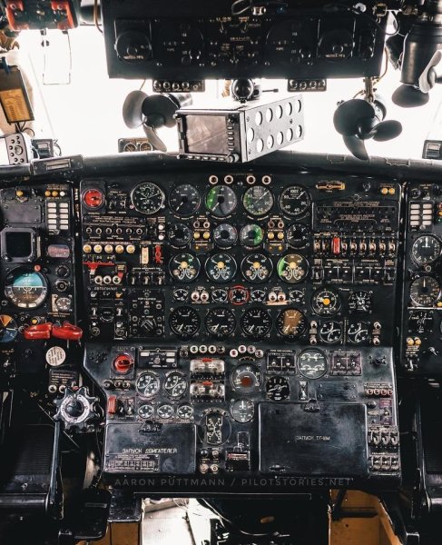 704536029_An-12cockpit.thumb.jpg.00eb00a5dbe6a6260cc6bbda008a3fb7.jpg