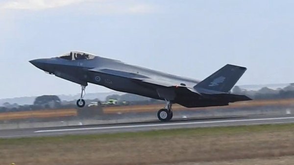 F-35 Lightning II landing.jpg