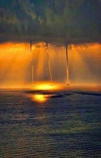Waterspoutsatsunset.jpg.06f9b66fdb8ee5a6e01d37d57b97992a.jpg
