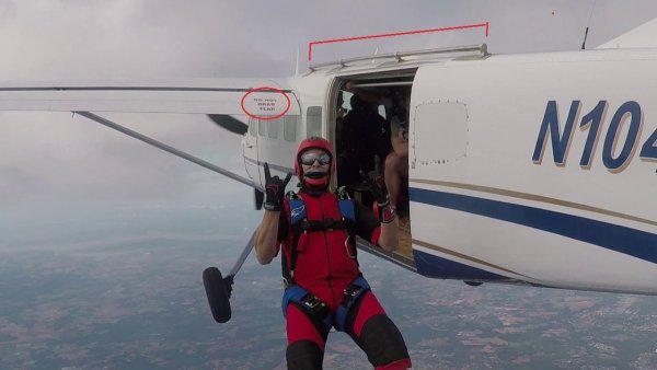 skydiveplane.thumb.jpg.cb2c04792297c3b52f33229cefb610cc.jpg