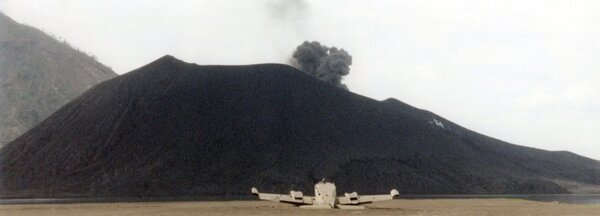 Airlink's Cessan 402 Rabaul Airport 1996.jpg