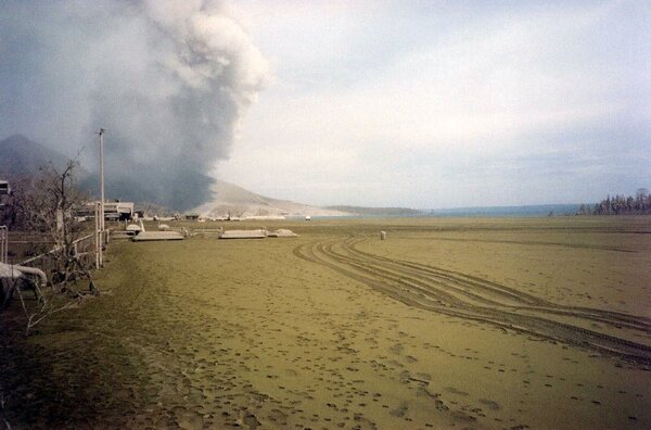 rabaul airport october 5 Oct 1994.jpg