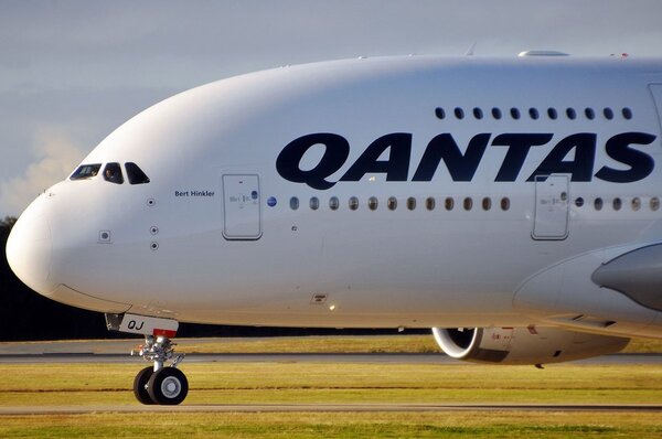 'Bert_Hinkler'_Airbus_A380-842_Qantas_(6601657227).jpg