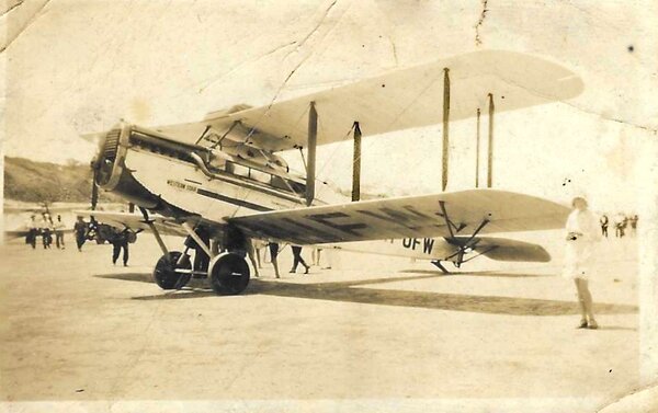 Western Star biplane at Yeppon Beach.jpg
